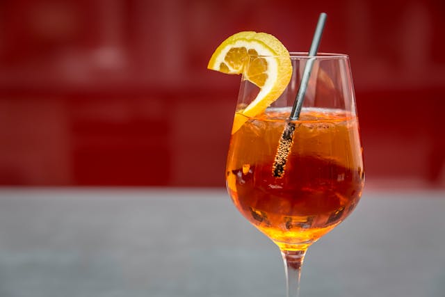 L’arte dell’aperitivo: storia e curiosità sul rito italiano più amato nel mondo